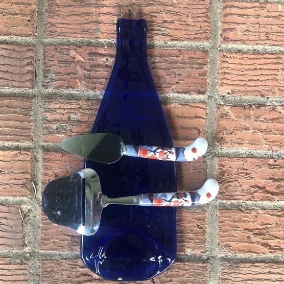 Recycled Blue Glass Wine Bottle Cheese Tray, Cheese Slicer, Server & Napkins - Picture 2 of 11